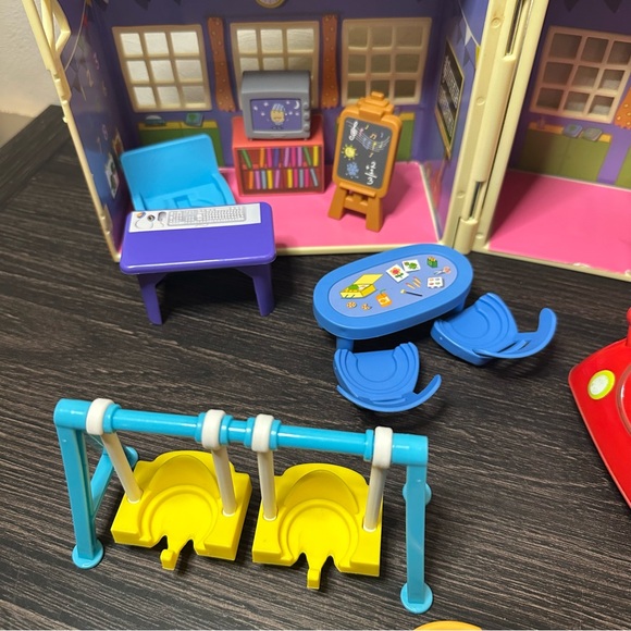 Peppa Pig All Around Town Playset Track Parts with School and Car Lot - Picture 3 of 12